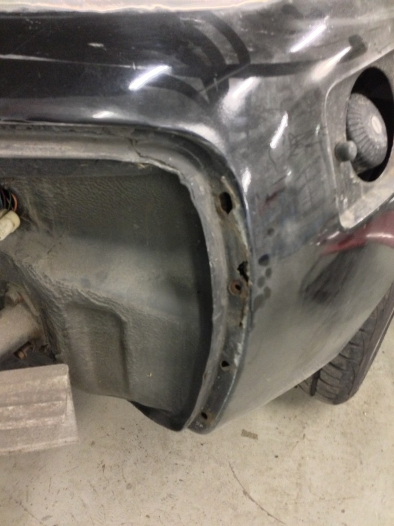 Tanken skal fungere som inderskærm, men det virker ikke helt - måske skulle man bygge sin egen når bilen er klar. Under alle omstændigheder er der et hul for meget.